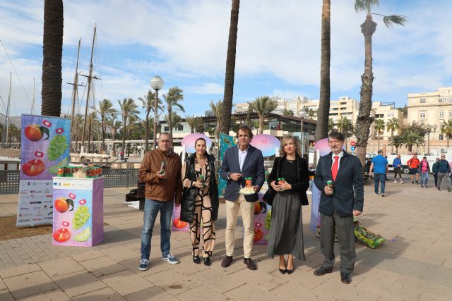 Puerto de Cartagena protagoniza la última campaña de APOEXPA con el reparto de botes de uva y mandarina a los cerca de 6.000 cruceristas llegan a Cartagena - 3, Foto 3