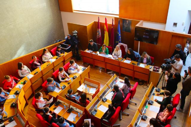 El Salón de Plenos del Ayuntamiento de Lorca acoge el Pleno Infantil con motivo de la celebración del Día Internacional de los Derechos del Niño - 2, Foto 2