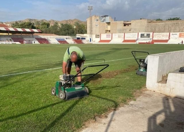 Los trabajos de resiembra y regeneración del césped natural de Juan Cayuela empezarán a finales de la semana próxima - 1, Foto 1