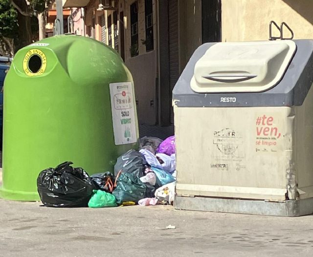 Podemos-Cieza denuncia la acumulación de basuras en las aceras por la colmatación de los contenedores - 3, Foto 3