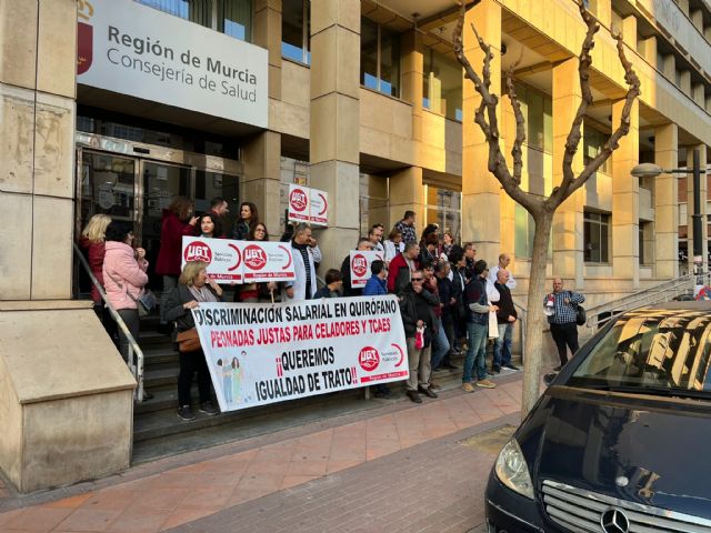 Concentración ante la Consejería de Salud en apoyo de Celadores y TCAEs de los equipos de quirófano - 1, Foto 1