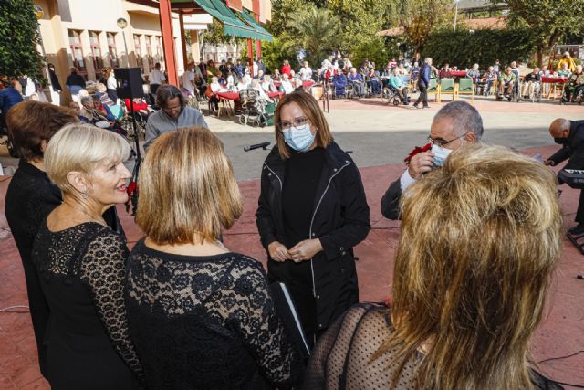 Isabel Franco da la bienvenida a la Navidad con los mayores de la residencia de San Basilio y la coral ‘Federica Montseny’ - 1, Foto 1