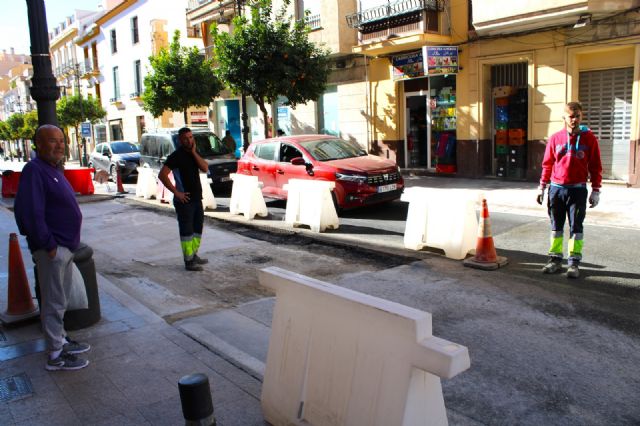 Reparan el pavimento dañado de la calzada en la puerta de la iglesia de San Francisco - 1, Foto 1