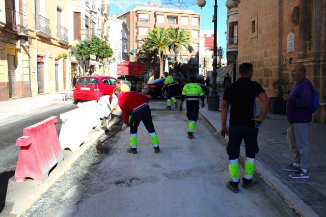 Reparan el pavimento dañado de la calzada en la puerta de la iglesia de San Francisco - 2, Foto 2