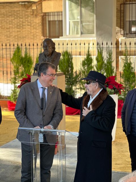 Nieve y efectos especiales en la plaza de Belluga para recibir a Papá Noel en Murcia - 1, Foto 1