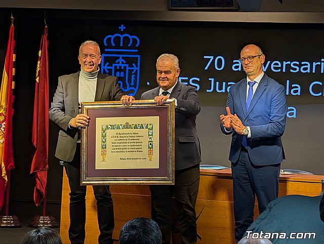 Totana rinde un merecido reconocimiento institucional al IES Juan de la Cierva y Codorníu por su 70 aniversario, Foto 1