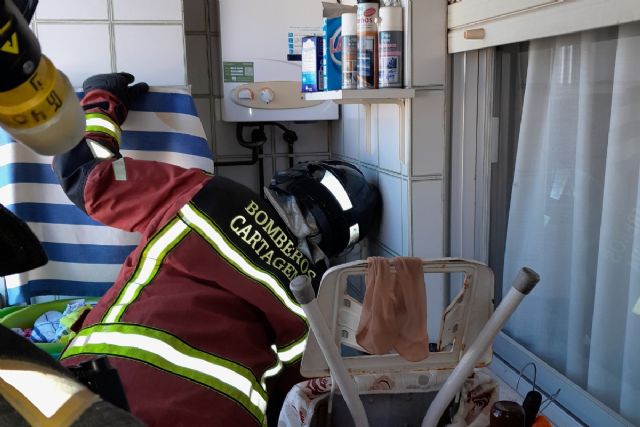 Bomberos de Cartagena neutralizan una fuga de gas en un piso de la Alameda de San Antón - 1, Foto 1