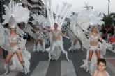 Miles de personas se deleitan con el fantstico desfile del carnaval de verano - Foto 1