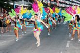 Miles de personas se deleitan con el fantstico desfile del carnaval de verano - Foto 2