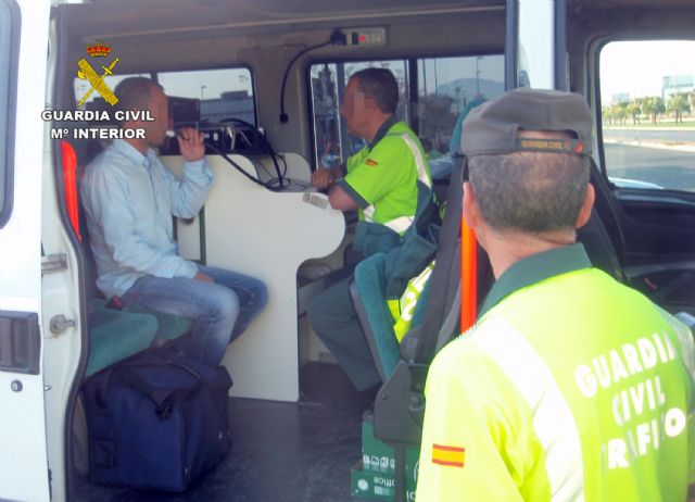 La Guardia Civil Denuncia Al Conductor De Un Autobús Que Triplicaba La