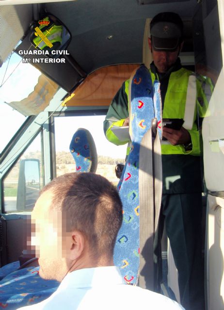 La Guardia Civil Denuncia Al Conductor De Un Autobús Que Triplicaba La