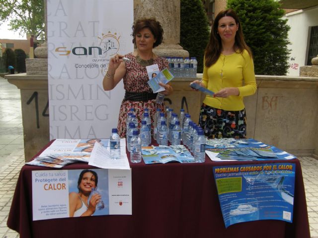 LORCA Campaña ante el calor con el reparto de botellines de agua muestras de cremas