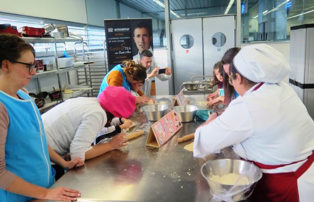 Niños de Asteamur participan en un taller de cocina ...