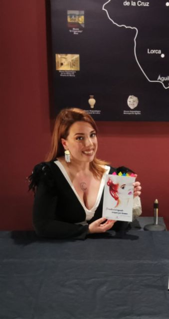 Laura Pérez Torregrosa  presentó El cuello es el segundo corazón que tenemos - 3, Foto 3