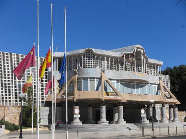 Banderas a media asta en la Asamblea Regional en señal de duelo por el naufragio del pesquero gallego en Terranova - 1, Foto 1