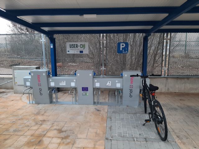 El Ayuntamiento instala un nuevo cargador de patinetes y bicicletas eléctricas en la comisaría de Policía Local de La Alberca - 1, Foto 1