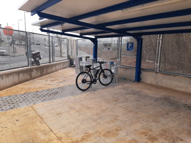 El Ayuntamiento instala un nuevo cargador de patinetes y bicicletas eléctricas en la comisaría de Policía Local de La Alberca - 2, Foto 2