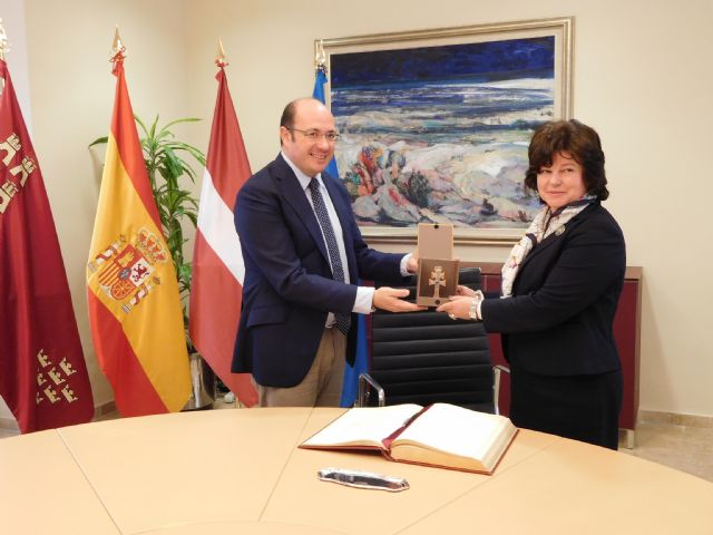 El presidente de la Comunidad recibe a la embajadora de la República de Letonia en España - 5, Foto 5