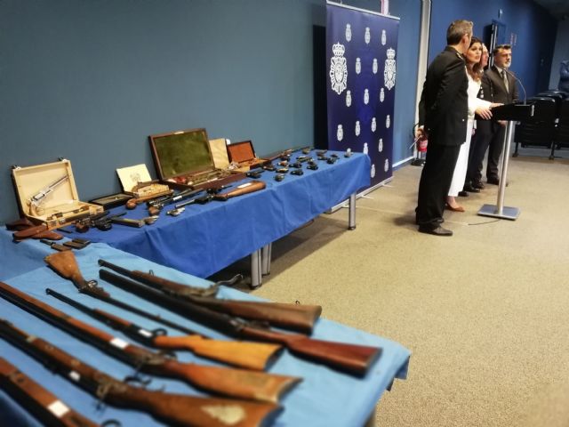 El Museo Arqueológico de Murcia recibe un depósito de 39 armas históricas y de colección incautadas por la Policía Nacional - 1, Foto 1