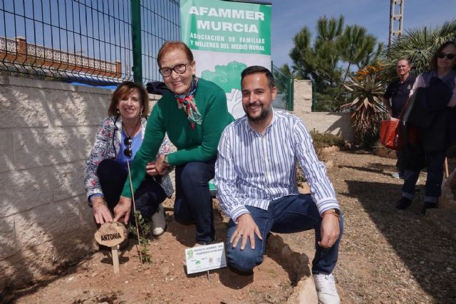 Tres nuevas encinas rinden homenaje a las mujeres rurales en la zona oeste - 1, Foto 1