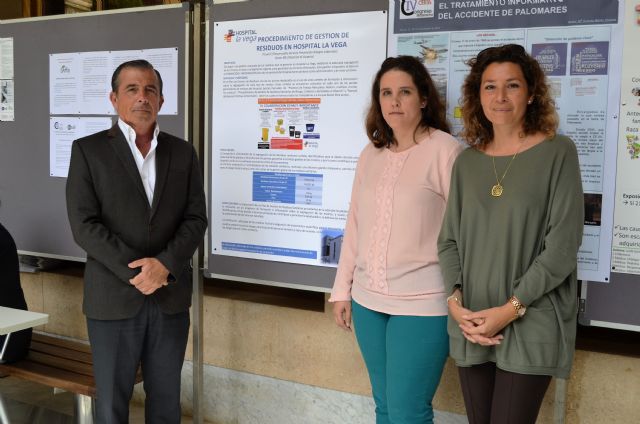 Pedro Mateo, Director Médico de Hospital La Vega, Encarna Teruel, responsable del área de Prevención de Riesgos Laborales y María Eugenia Santo, Atención al Paciente, junto con el poster presentado al congreso, Foto 1