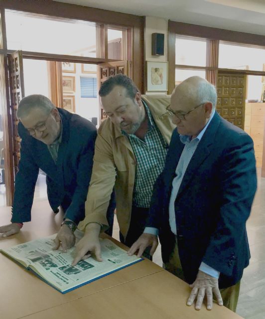 Felipe Julián Hernández, antiguo Presidente de la Asociación de la Prensa, dona los ejemplares de la última etapa de ´Hoja del Lunes´ a COP Murcia - 1, Foto 1