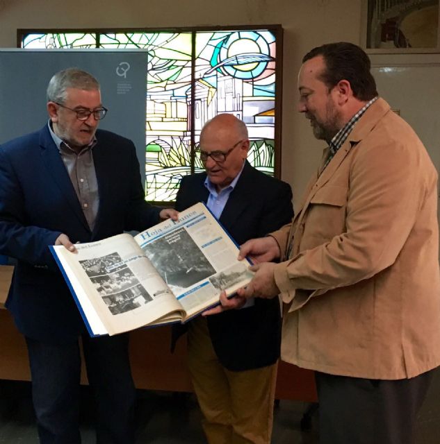 Felipe Julián Hernández, antiguo Presidente de la Asociación de la Prensa, dona los ejemplares de la última etapa de ´Hoja del Lunes´ a COP Murcia - 2, Foto 2