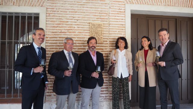 La DO Rueda inaugura una placa homenaje a Miguel Delibes - 1, Foto 1