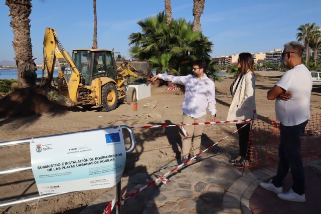 Ya ha comenzado la instalación de los nuevos lavapiés y pasarelas en las playas urbanas de Águilas - 1, Foto 1