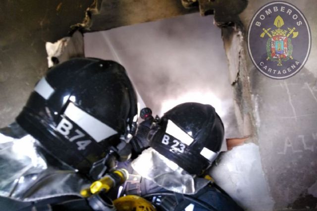 Bomberos de Cartagena atienden el incendio de una vivienda abandonada en Alumbres - 1, Foto 1