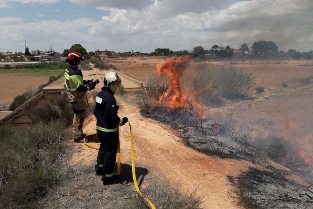 Bomberos de Cartagena sofocan un incendio de matorral en Las Tejeras - 1, Foto 1