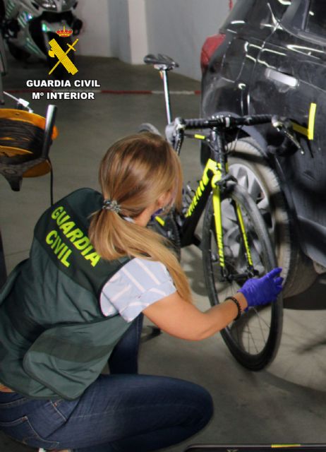 La Guardia Civil investiga al conductor de un turismo que arrolló a un ciclista y lo abandonó herido - 2, Foto 2