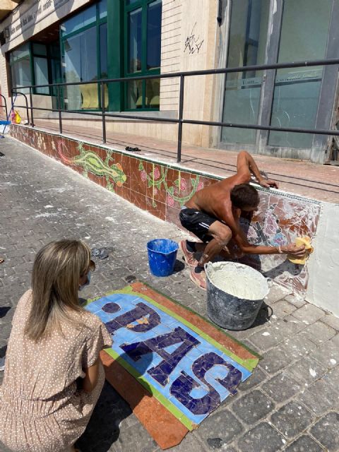 La edil de Cultura supervisa la segunda fase del proyecto de grafiti sobre mosaico - 1, Foto 1