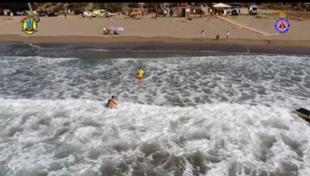 Los efectivos del Dispositivo de Vigilancia y Salvamento en Playas del Ayuntamiento de Lorca rescatan a cuatro personas en la Cala de Calnegre - 1, Foto 1