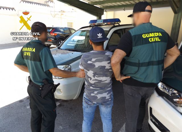 La Guardia Civil detiene a dos personas por estafar a un agricultor en Mula - 1, Foto 1