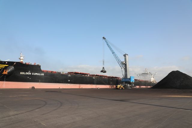 El granelero Golden Cumulus descarga 160.000 toneladas de carbón que solo puede realizar en el Mediterráneo el Puerto de Cartagena por su calado - 1, Foto 1