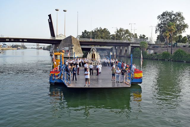 Procesiones letífica . Sevilla . La Virgen del Carmen de la Capilla del Puente de Triana, vuelve a procesionar por las calles del barrio y a navegar por el río Guadalquivir - 3, Foto 3