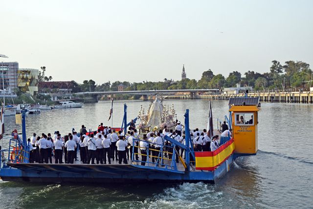 Procesiones letífica . Sevilla . La Virgen del Carmen de la Capilla del Puente de Triana, vuelve a procesionar por las calles del barrio y a navegar por el río Guadalquivir - 5, Foto 5