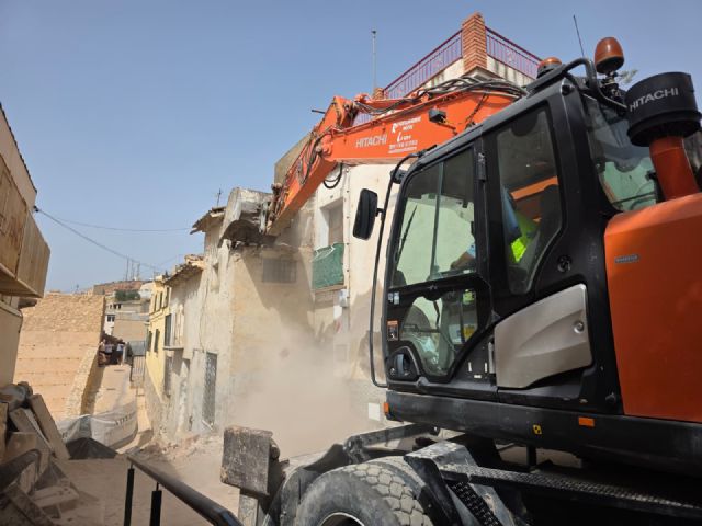 El Ayuntamiento avanza en la regeneración de los barrios altos con la demolición de un inmueble degradado en la calle Pósito para construir una nueva vivienda El Ayuntamiento avanza en la regeneración de los barrios altos con la demolición de un inmueble degradado en la calle Pósito para construir una nueva vivienda