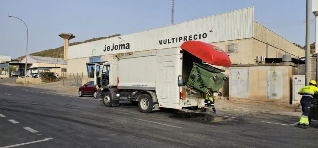 La 'Operación Deshollino' de Lorca suma un camión 'lavacontenedores' - 1, Foto 1