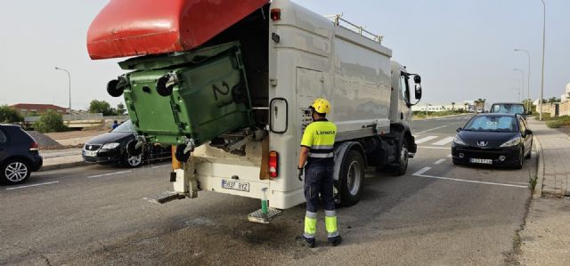 La 'Operación Deshollino' de Lorca suma un camión 'lavacontenedores' - 2, Foto 2