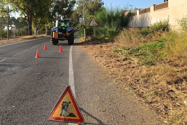 El Ayuntamiento de Cartagena limpia cunetas en las carreteras que transitan por Miranda, Santa Ana, Alumbres y Vista Alegre - 1, Foto 1