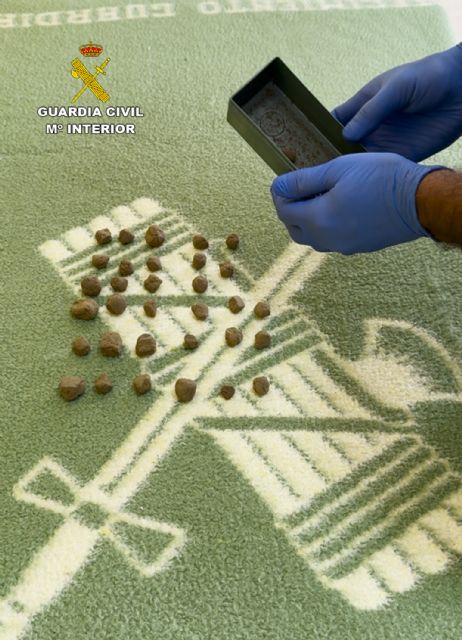 La Guardia Civil sorprende a un experimentado delincuente con 43 piedras de hachs en el coche, Foto 1