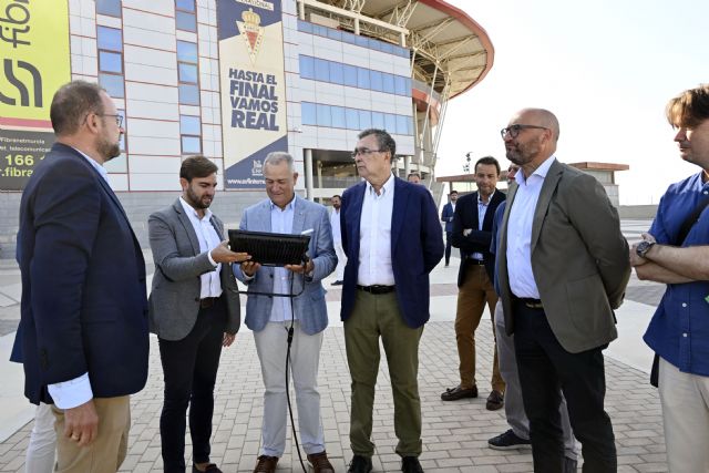 El Ayuntamiento mejora la iluminación de la plaza del estadio Enrique Roca de cara a la nueva temporada del Real Murcia - 1, Foto 1