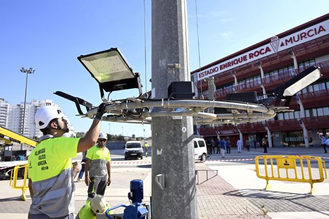 El Ayuntamiento mejora la iluminación de la plaza del estadio Enrique Roca de cara a la nueva temporada del Real Murcia - 3, Foto 3