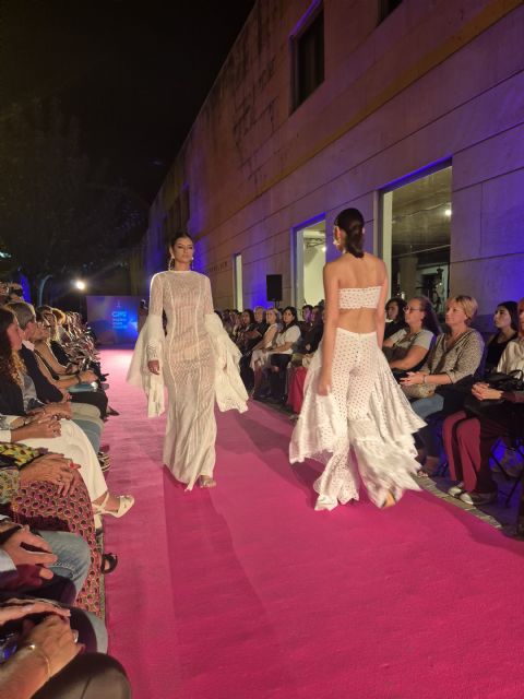 'TRASH COLLECTION de Juan Manuel Ruiz Sánchez' y 'DERIVAS 24. DIME CON QUIÉN ANDAS' de Álvaro García Ruano ganadores del CreaMurcia de Diseño de Moda y Diseño Gráfico - 2, Foto 2