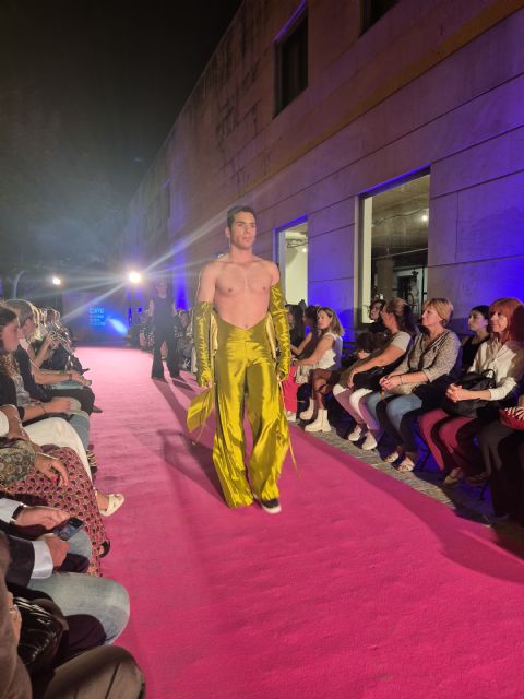 'TRASH COLLECTION de Juan Manuel Ruiz Sánchez' y 'DERIVAS 24. DIME CON QUIÉN ANDAS' de Álvaro García Ruano ganadores del CreaMurcia de Diseño de Moda y Diseño Gráfico - 3, Foto 3