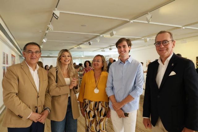 El Coro de Damas de la Virgen de la Amargura inaugura la exposición Adiós al verano, con tres jóvenes artistas locales - 2, Foto 2