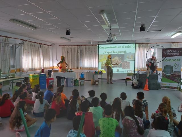 Alumnado del CEIP Cervantes de Molina de Segura aprenden a hacer compost para utilizarlo en su huerto escolar - 1, Foto 1