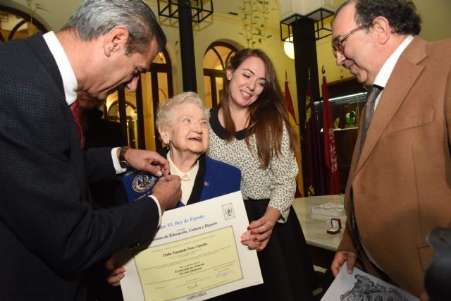 Fernanda Pozo recibe el título de licenciada en Química por la UMU 75 años después de comenzada la carrera - 1, Foto 1